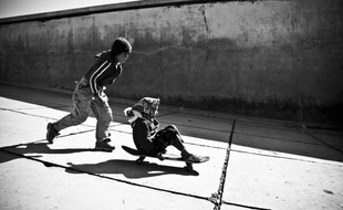 L'ONG Skateistan milite pour la parité et encourage les filles à se mettre au skateboard.
